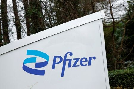 ３月３日、 米製薬大手ファイザーのアルバート・ブーラ最高経営責任者（ＣＥＯ）は３日、トランプ政権が輸入品に対しさまざまな関税を課す可能性をちらつかせる中、必要なら生産を海外拠点から国内の既存工場に移す可能性があると述べた。写真はアイルランド・ニューブリッジの同社工場で２月撮影（２０２５年　ロイター／Clodagh Kilcoyne）