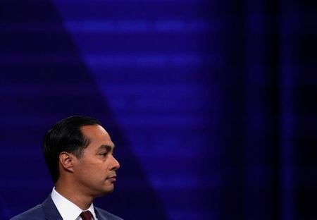 　６日、今年１１月の米大統領選に向けた民主党候補指名争いから撤退すると先週発表したフリアン・カストロ前住宅都市開発長官は、民主党候補指名を目指すエリザベス・ウォーレン上院議員を支持すると述べた。写真はカストロ氏。２０１９年１０月撮影（２０２０年　ロイター/Mike Blake）