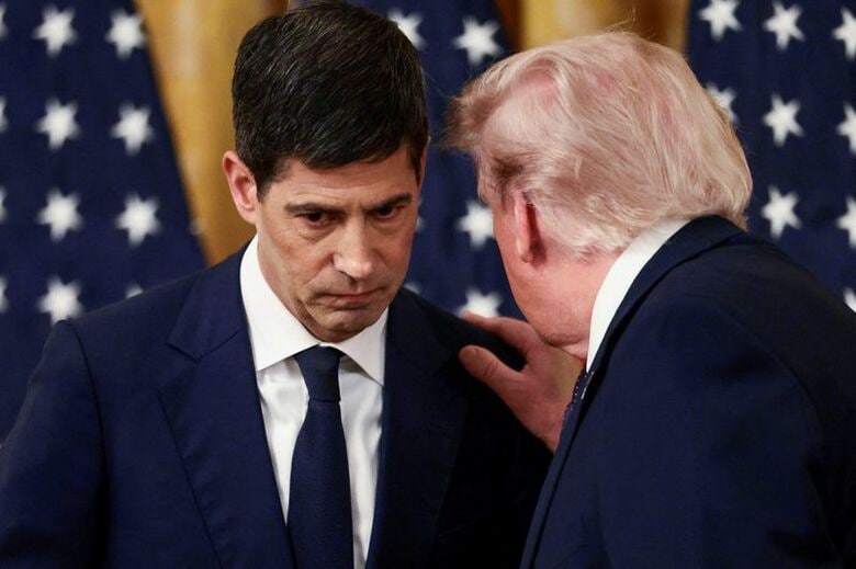写真は米連邦準備理事会（ＦＲＢ）のウォーシュ議長とトランプ大統領。5月22日、ワシントンで撮影。REUTERS/Evelyn Hockstein