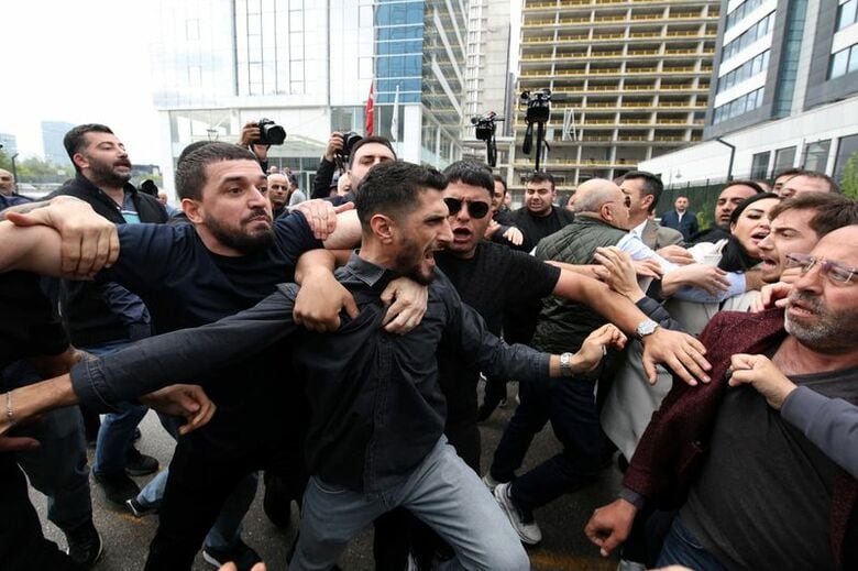 トルコのアンカラにある共和人民党（CHP）本部で、裁判所から党首復職を命じられた前党首のクルチダルオール氏の支持者と、解任されたオゼル元党首の支持者が小競り合いを起こした。5月24日撮影。 REUTERS/Efekan Akyuz