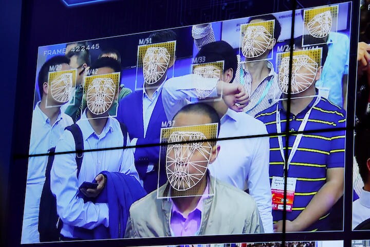 中国の顔認証システムを提供する企業のデモ（2017年）　米空港のものとは別　Bobby Yip-REUTERS