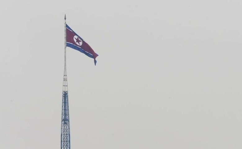 １月６日、北朝鮮は、午前に水爆実験を実施し、実験が成功したと発表した。写真は北朝鮮のギジョンドン村の北朝鮮国旗。２０１３年４年撮影（２０１６年　ロイター／Lee Jae-Won）