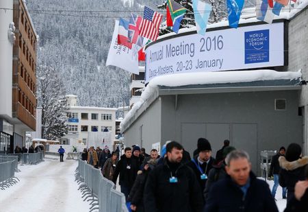 　１月２０日、世界経済フォーラム年次総会（ダボス会議）が開幕。出席者の間では、世界的な市場急落が議論の中心となっている。ただ、これまでのところ金融危機の前兆ではないとの見方が多い。写真は会議に向かう出席者たち（２０１６年　ロイター/Ruben Sprich）