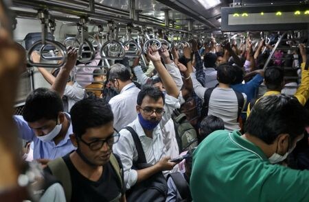 　４月１８日、インド政府が発表した新型コロナウイルスの新規感染者は前日の２倍近くに増加し、１カ月ぶりに２０００人を超えた。写真は２月、ムンバイを走る電車内で撮影（２０２２年　ロイター/Francis Mascarenhas）