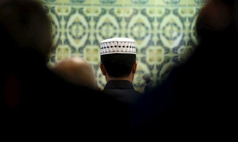 フランスのダルマナン内相は２日、宗教過激派対策として「類例のない大規模な」措置を講じると発表した。まずは７６のモスク（イスラム教礼拝所）を調べるとした。資料写真、マルセイユのモスクで２０１６年１月撮影（２０２０年　ロイター／Jean-Paul Pelissier）