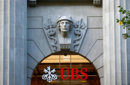 スイスの金融大手ＵＢＳは、救済合併したスイスの大手銀行クレディ・スイスのアジア投資銀行部門の人員削減に来月着手する。写真は、UBSのロゴ。２０２２年１０月２５日にスイス・チューリッヒで撮影。（２０２３年　ロイター／Arnd Wiegmann）