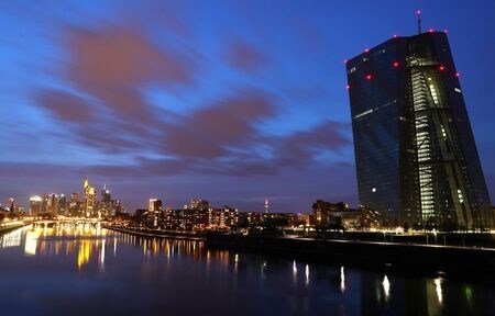 　欧州中央銀行（ＥＣＢ）が公表したユーロ圏経済に関する専門家予測調査によると、今年のＧＤＰ成長率は４．２％となる見通し。写真はＥＣＢ本部。フランクフルトで３月撮影（２０２１年　ロイター／Kai Pfaffenbach）