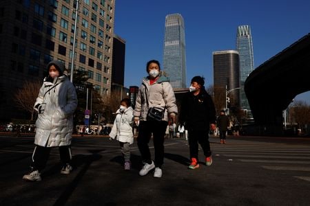 中国国家統計局が１５日に発表した１─２月の不動産投資は、前年同期比５．７％減少し、２０２２年１２月に記録した１２．２％減から縮小ペースが鈍化した。資料写真、北京、1月撮影（２０２３年　ロイター／Tingshu Wang）