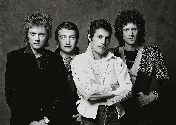 80年のシングル「セイヴ・ミー」のジャケット写真に並ぶ若き日の4人　NEAL PRESTON/QUEEN PRODUCTIONS LTD