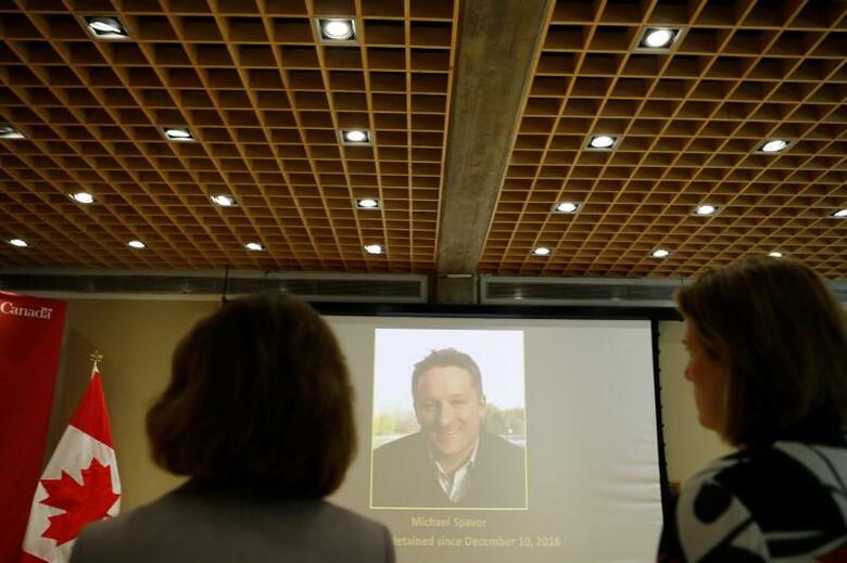 中国遼寧省丹東市の中級人民法院（地裁）は11日、国家機密を探った罪に問われたカナダ人実業家マイケル・スパバ氏に懲役11年の判決を下した。写真は北京のカナダ大使館で撮影、スクリーンに映し出されているのがスパバ氏（2021年　ロイター／Florence Lo）