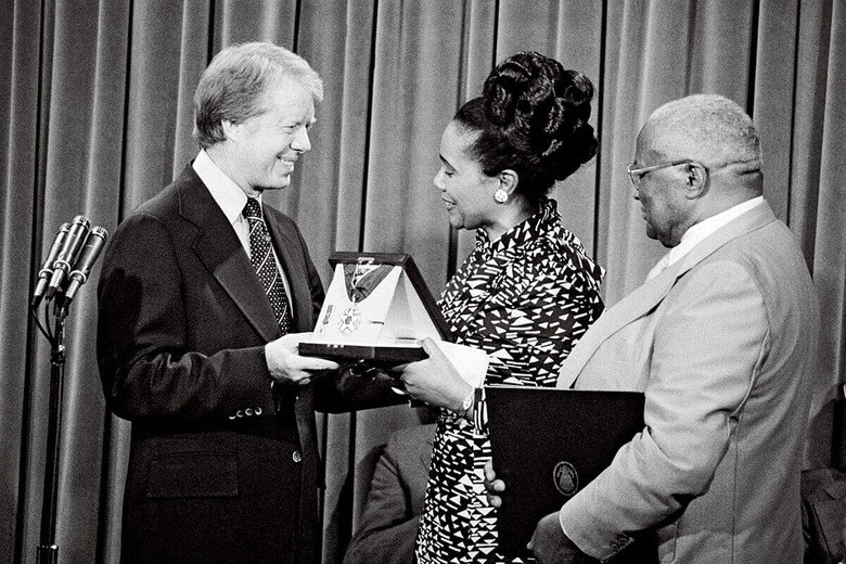 キングへの自由勲章をコレッタ夫人に手渡すカーター（右端はキングの父）　BETTMANN/GETTY IMAGES