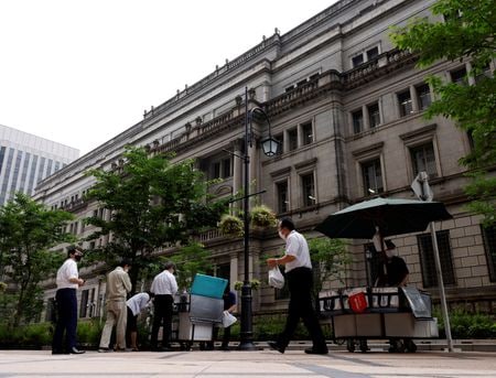 亀田制作・前日銀調査統計局長は２２日、ロイターのインタビューで、２０２２年度の経済成長率は日銀の予測を下振れする可能性があるとの見方を示した。写真は日銀本店。６月１７日、東京で撮影（２０２２年　ロイター/Kim Kyung-Hoon）