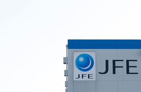 　８月１２日、ＪＦＥホールディングスは、２０２１年３月期（国際会計基準）の連結事業損益が１０００億円の赤字（前期は３７８億円の黒字）になるとの見通しを発表した。写真は川崎市の京浜工業地帯で２０１３年１月撮影（２０２０年　ロイター／Toru Hanai）