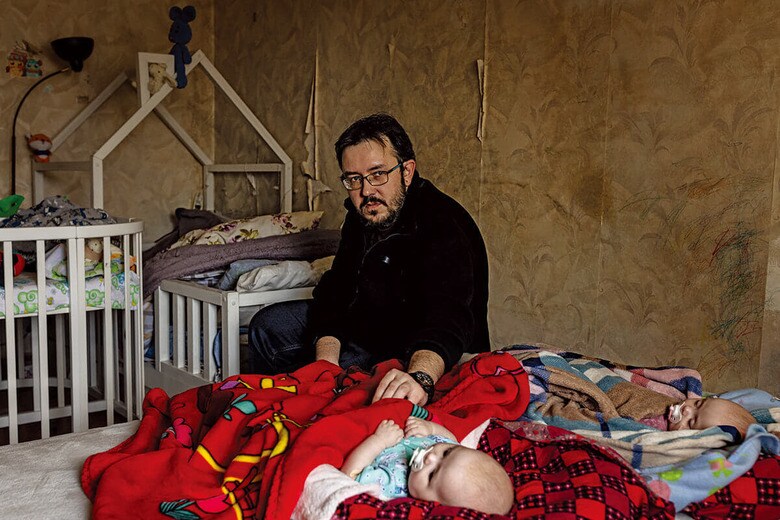 トラウマを抱えて生きていくのはつらい（写真は激しい戦闘のあったザポリージャで双子を育てる鉄工所の労働者）　DIEGO FEDELE/GETTY IMAGES