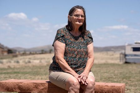 写真はアリゾナ州プレスコット・バレーの自宅で取材に応じるジョイス・ケニーさん。2025年5月撮影。 REUTERS/Rebecca Noble