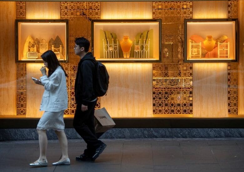 オーストラリア・シドニーの小売店前を歩く買い物客。9月30日、シドニーで撮影。REUTERS/Jeremy Piper