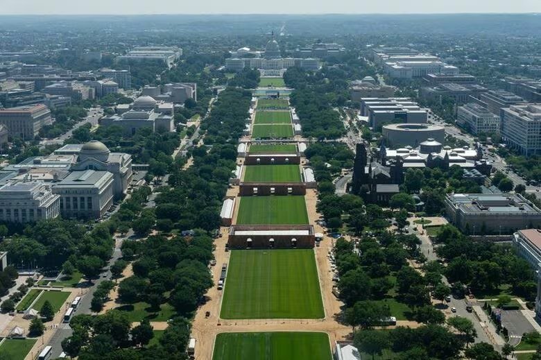 米建国２５０周年を前に建設工事が進む連邦議会議事堂とナショナル・モール。ワシントン記念塔から１２日撮影。REUTERS/Eric Lee