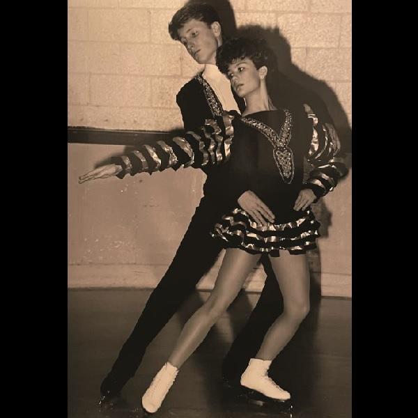 現役時代のコックスは兄ブラッド（後ろ）と共にアイスダンスやペアの競技に出ていた　JOCELYN JANE COX