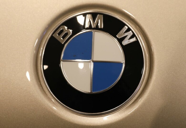 ７月６日、独自動車大手ＢＭＷは、中国が導入した米製品に対する２５％の関税措置の影響を完全に吸収することは不可能で、米国から中国に輸出する車両の価格を引き上げざるを得なくなるとの見解を示した。写真は同社のロゴ。ＮＹ市で３月撮影（２０１８年　ロイター/Shannon Stapleton）