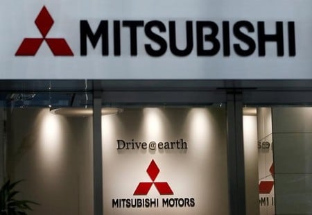 ８月３０日、国土交通省は、三菱自動車の燃費不正問題で、同社で不正が発覚した軽自動車４車種を除く販売車両９車種を対象に燃費値を測定した結果、８車種がカタログに記載された値を下回ったと発表した。写真はロゴ、都内の本社で２日撮影（２０１６年　ロイター/Kim Kyung-Hoon）