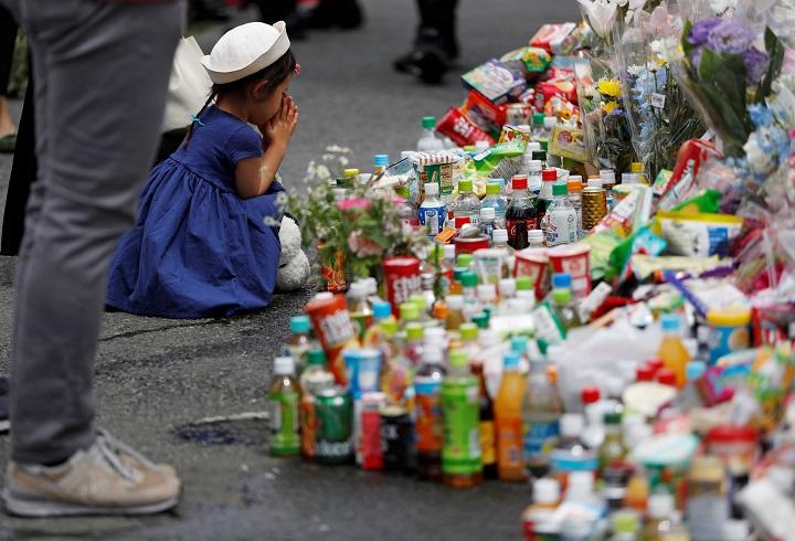 川崎20人殺傷事件の現場で犠牲者を悼む（5月29日）　Issei Kato- REUTERS