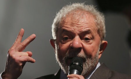 ７月１２日、ブラジルの裁判所は、建設会社から便宜供与と引き換えに賄賂を受け取った罪などに問われたルラ元大統領に対し、収賄罪で禁錮９年半の判決を言い渡した。ブラジルのクリティバで５月撮影（２０１７年　ロイター/Paulo Whitaker）