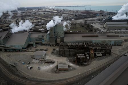 アクティビスト（物言う株主）投資家のアンコラ・ホールディングスはＵＳスチールに対し、取締役会議事録や財務文書を含むさまざまな書類の開示を求めている。インディアナ州のＵＳスチール施設、昨年１２月撮影。（２０２５　ロイター/Vincent Alban）