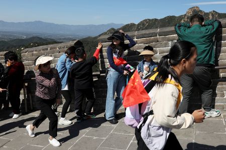 １０月１日から始まる中国の国慶節（建国記念日）に伴う大型連休では、中国人観光客の旅行期間は今年、昨年よりも長くなると予想されている。ただ、必ずしも支出増にはつながらないと旅行業界関係者は指摘する。写真は２０２３年の国慶節に万里の長城を訪れた旅行者（２０２４年　ロイター/Florence Lo）