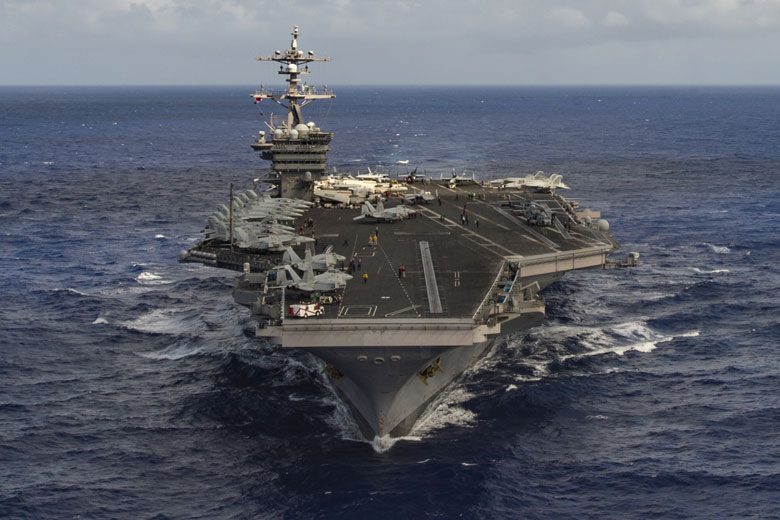 原子力空母カール・ビンソン（2017年1月撮影）　U.S. Navy Photo by Mass Communication Specialist 3rd Class Tom Tonthat/Handout via Reuters