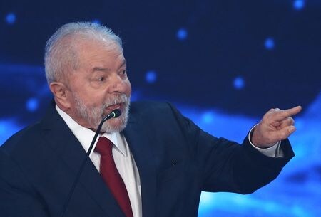 　９月１日、１０月２日のブラジル大統領選に関してデータフォルハが１日公表した世論調査で、左派のルラ元大統領（写真）に投票するとの回答が４５％と、現職で右派のボルソナロ大統領の３２％を１３ポイント上回った。写真はブラジルのサンパウロで８月撮影（２０２２年　ロイター／Carla Carniel ）