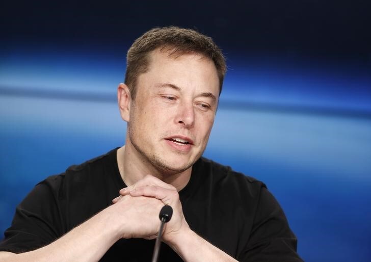 ３月２１日、米電気自動車（ＥＶ）大手テスラは臨時株主総会で、イーロン・マスク最高経営責任者（ＣＥＯ）の報酬を給与や現金賞与の代わりに業績や株式時価総額に連動させる案を賛成多数で可決した。写真はスペースXの新大型ロケット「ファルコンヘビー」に関して記者会見を行う同CEO。フロリダ州のケネディー宇宙センターで２月撮影（２０１８年　ロイター／Joe Skipper）