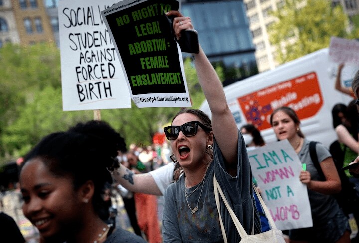 女性だけの問題ではないはず（流出した最高裁草案に抗議する学生たち、5月5日、ニューヨーク） MIKE SEGAR-REUTERS