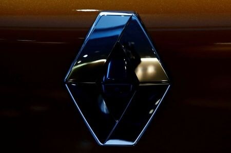 　２月１８日、フランスのルメール経済・財務相は、同国の自動車大手ルノーに対し国内で工場閉鎖や人員削減を行うべきではないと主張した。写真はルノーのロゴ。パリ近郊で１４日撮影（２０２０年　ロイター/Gonzalo Fuentes）