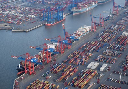 １２月５日、欧州連合（ＥＵ）統計局が発表した第３・四半期のユーロ圏域内総生産（ＧＤＰ）確報値は、第２・四半期と同じく前期比０．２％増だった。独ハンブルグ港で１１月撮影（２０１９年　ロイター/Fabian Bimmer）