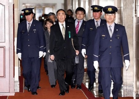 　５月８日、財務省の佐川宣寿理財局長は８日の衆院予算委で、学校法人「森友学園」の籠池泰典氏と財務省関係者との間で行われたやり取りを記録したとされる音声データを巡り、「（財務省側の）本人に聞いたところ、音声が不明瞭な点が多いものの当日の記録と思われる」と説明があったことを明らかにした。写真中央は国会での証言を終えた籠池泰典氏。３月撮影（２０１７年　ロイター／Issei Kato）