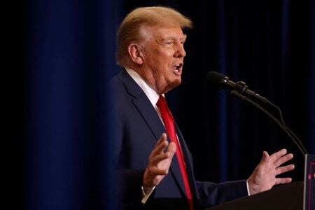 トランプ前米大統領は２日、東部メーン州が２０２４年米大統領選・予備選への出馬資格を認めないとする判断を巡り上訴した。裁判所文書から明らかになった。写真は２０２３年１２月、米アイオワ州で開かれた集会に出席するトランプ前米大統領（２０２４年　ロイター／/Scott Morgan）