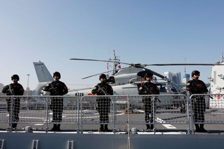 　１２月２７日、イラン、中国、ロシア各国軍は、インド洋とオマーン湾で４日間の共同軍事演習を開始した。写真はミサイル駆逐艦「西寧」上で警備にあたる中国人民解放軍兵士。８月２９日撮影（２０１９年　ロイター）