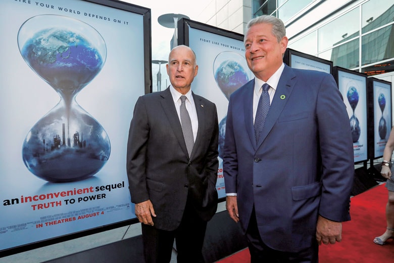 アル・ゴア元副大統領（右）と『不都合な真実2：放置された地球』の試写会に出席するブラウン　MARIO ANZUONI-REUTERS