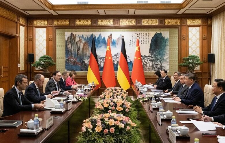 中国の習近平国家主席と会談を行うメルツ独首相。北京で２月撮影。JESSICA LEE/Pool via REUTERS