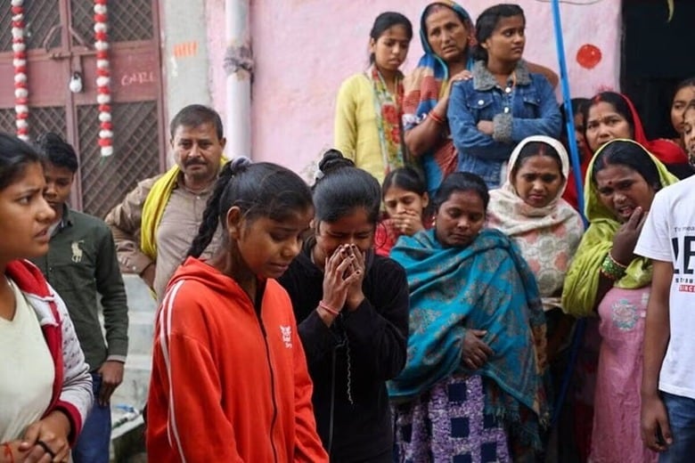 写真は爆発事故で死亡した被害者の家族。11月11日、ニューデリーで撮影。REUTERS/Anushree Fadnavis