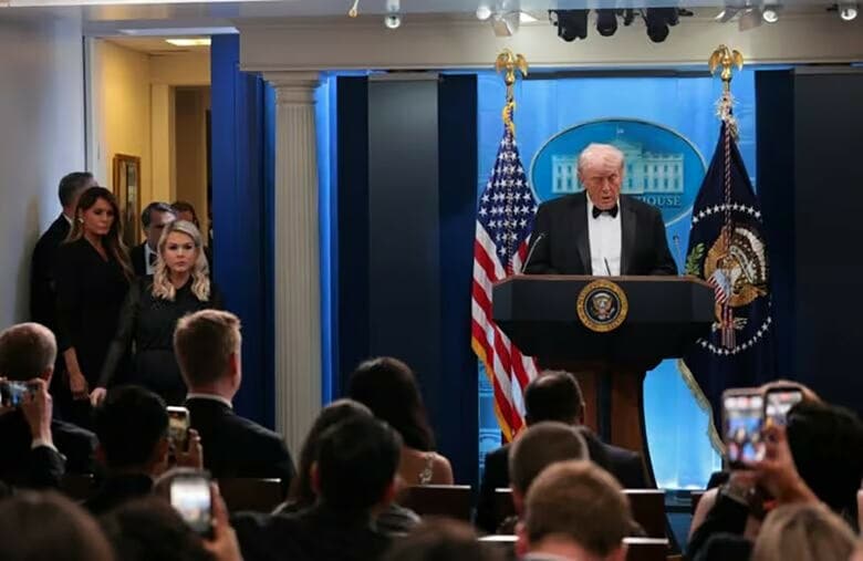 4月25日、ホワイトハウス記者協会の晩餐会での銃撃事件の後に記者会見を行うトランプ大統領　REUTERS/Jonathan Ernst