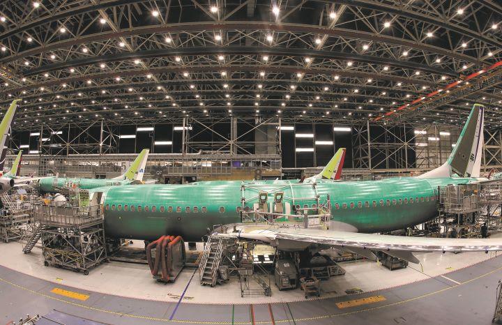 ボーイングの工場で製造中の737MAX。5カ月の間に2度の墜落事故を起こした　AP/AFLO