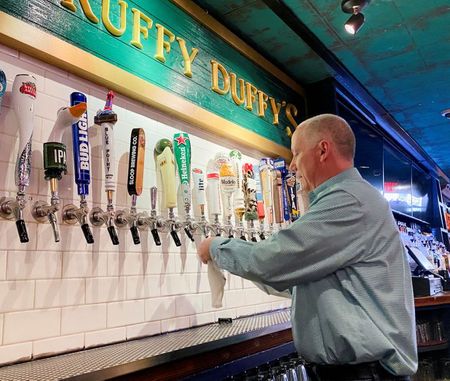 ５月２１日、 米ニューヨーク州の新型コロナ対策規制の大幅緩和で、ニューヨーク市内の飲食店も店内の人数制限がついになくなった。写真はバーのオーナー、パット・ヒューズさん。１７日撮影（２０２１年　ロイター/Roselle Chen）