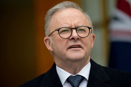 　オーストラリア政府が２５日発表する予算案では、再選を目指すアルバニージー政権が家計への支援策を打ち出す中、財政収支が３年ぶりに赤字に転落する見通しだ。写真はアルバニージー首相。２０２４年８月キャンベラで撮影（２０２５年　ロイター/Tracey Nearmy）