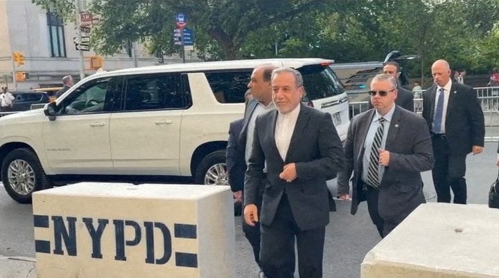 ９月２２日、ニューヨークで開かれている国連総会に到着するイランのアラグチ外相　Araqchi Telegram Channel/Handout via REUTERS
