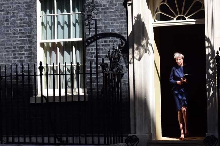 首相官邸から出てきた首相メイ　Masato Kimura