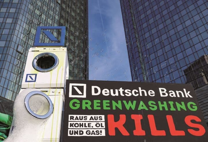 ドイツ銀行本店前で「偽装グリーン」に抗議　HEIKO BECKERｰREUTERS