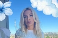 【写真】胸がスケスケで、大事な部分が「丸見え」...金髪にイメチェンした米女優の写真に「今が最高」の声