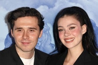 「不快」「誰も見たくない」とネット大荒れ...ベッカム長男、ベッドで妻と「超親密な自撮り」に批判殺到