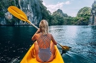 「水面付近に大群」「1匹でもパニックなのに...」カヤック中の女性が遭遇・撮影した「おぞましい光景」